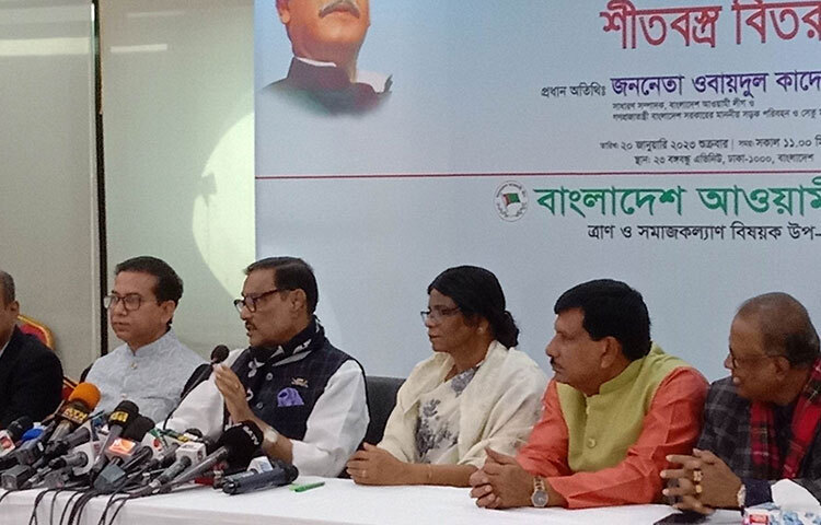 আমাদের (বাংলাদেশের) গণতন্ত্র আমরাই চালাবো। বিদেশি কারও ফরমায়েশে চলবে না বলে মন্তব্য করেছেন আওয়ামী লীগের সাধারণ সম্পাদক এবং সড়ক পরিবহন ও সেতুমন্ত্রী ওবায়দুল কাদের। আজ রাজধানীর বঙ্গবন্ধু অ্যাভিনিউয়ে দলের প্রধান কার্যালয়ে শীতার্তদের মধ্যে শীতবস্ত্র বিতরণ অনুষ্ঠানে এসব কথা বলেন তিনি। ছবি: বিপ্লব দিক্ষিৎ