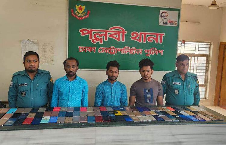 রাজধানীর বিভিন্ন এলাকায় ছিনতাই ও চুরি হওয়া মোবাইল ফোনের আইএমইআই নম্বর পরিবর্তন করে সেগুলো পুনরায় বিক্রি করে আসছিল একটি চক্র। আজ দুপুরে নিজ কার্যালয়ে আয়োজিত সংবাদ সম্মেলনে এসব তথ্য জানান মিরপুর বিভাগের উপ-পুলিশ কমিশনার (ডিসি) মো. জসীম উদ্দীন মোল্লা। ছবি: বিপ্লব দিক্ষিৎ