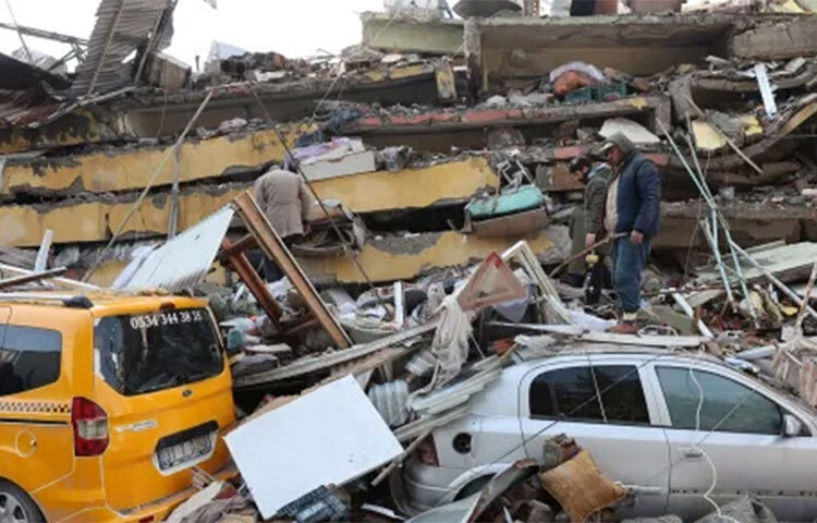 তুরস্ক ও সিরিয়ায় আঘাত হানা ভূমিকম্পে এখন পর্যন্ত ১১ হাজারের বেশি মানুষের প্রাণহানি হয়েছে বলে খবর পাওয়া গেছে। তাদের মধ্যে কেবল তুরস্কেই মারা গেছে আট হাজার ৫৭৪ জন। অন্যদিকে সিরিয়ায় মারা গেছে, দুই হাজার ৫৩০ জন। ছবি: সংগৃহীত