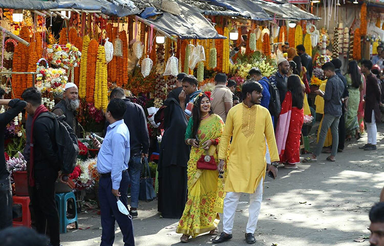 আগামীকাল বিশ্ব ভালোবাসা দিবস। বিশ্বের অন্যান্য দেশের মতো বাংলাদেশেও পালন  করা হবে দিনটি। তাই প্রিয়জনকে ভালোবাসা জানানোর জন্য সবাই রাজধানীর শাহবাগের ফুলের দোকানে ফুল কিনতে এসেছেন। তাই সকাল থেকে দোকানগুলোতে উপচেপড়া ভিড় দেখা গেছে। ছবি: বিপ্লব দিক্ষিৎ