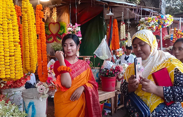 বাসন্তী সাজে সেজেছেন এই তরুণী। সেই মুহূর্তের দৃশ্য ভালোবাসা দিবস ও বসন্তের উৎসবে ভীষণ উচ্ছ্বসিত তিনি। ছবি: মাহবুব আলম