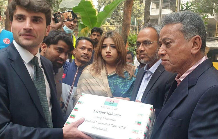 তুরস্কে ভয়াবহ ভূমিকম্পে ক্ষতিগ্রস্তদের পাশে দাঁড়িয়েছে বিএনপি। দলটি জরুরি ওষুধ ও শুকনো খাদ্য পাঠিয়েছে। আজ দুপুর ৩টা ১৫ মিনিট ঢাকাস্থ তুরস্ক দূতাবাসে এসব সামগ্রী হস্তান্তর করা হয়। ছবি: বিপ্লব দিক্ষিৎ