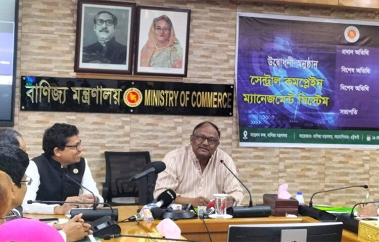 বৈশ্বিক প্রতিযোগিতায় বাংলাদেশ পিছিয়ে নেই বলে জানিয়েছেন বাণিজ্যমন্ত্রী টিপু মুনশি। আজ বাণিজ্য মন্ত্রণালয়ে সেন্ট্রাল কমপ্লেইন ম্যানেজমেন্ট সিস্টেমের (সিসিএমএস) উদ্বোধন অনুষ্ঠানে তিনি এ কথা জানান। ছবি: বিপ্লব দিক্ষিৎ