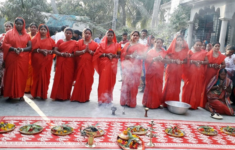 মাদারীপুর সদর উপজেলায় চলছে অনন্ত দশ মহাকালী পূজা। আজ রাত থেকে উপজেলার কেন্দুয়া ইউনিয়নের চৌহদ্দি গ্রামের অনন্ত দশ মহাবিদ্যা মন্দিরে এ পূজা শুরু হয়েছে। চলবে মঙ্গলবার রাত পর্যন্ত। ছবি: আয়শা সিদ্দিকা আকাশী