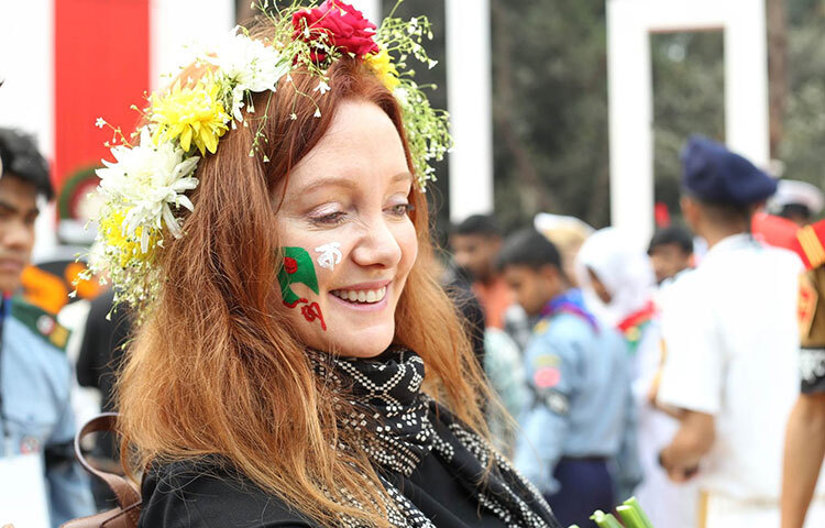 রাজধানীর কেন্দ্রীয় শহীদ মিনারে বিদেশি এক নারী ভাষাশহীদদের ফুলে দিয়ে শ্রদ্ধা জানিয়েছেন। ছবি: বিপ্লব দিক্ষিৎ