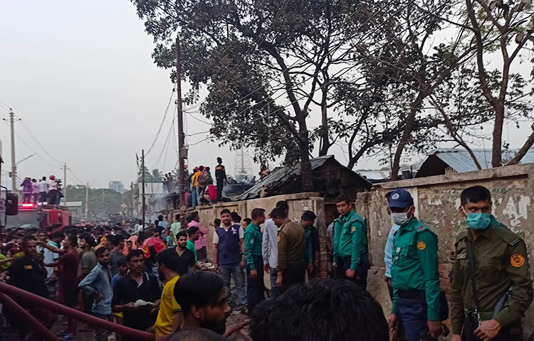 রাজধানী ঢাকার কড়াইল বস্তিতে অগ্নিকাণ্ডের ঘটনা ঘটেছে। খবর পেয়ে ফায়ার সার্ভিসের ৯টি ইউনিট আগুন নিয়ন্ত্রণে কাজ করে। আজ বিকেলে ফায়ার সার্ভিস সিভিল ডিফেন্স সদর দফতর থেকে এ তথ্য জানানো হয়। ছবি: বিপ্লব দিক্ষিৎ