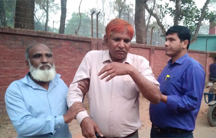 জামালপুরের বকশীগঞ্জে অবৈধভাবে বালু উত্তোলনে বাধা দেওয়ায় আব্দুল গণি (৫০) নামে এক ভূমি কর্মকর্তাকে মারধরের অভিযোগ উঠেছে বালু ব্যবসায়ীদের বিরুদ্ধে। আজ বিকেলে উপজেলা নির্বাহী কর্মকর্তা (ইউএনও) মুনমুন জাহান লিজা জাগো নিউজকে বিষয়টি নিশ্চিত করেছেন। ছবি: নাসিম উদ্দিন