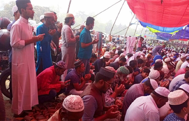 দিনাজপুরে আখেরি মোনাজাতের মধ্য দিয়ে তিন দিনব্যাপী তাবলিগ জামাতের জেলা ইজতেমা শেষ হয়েছে। আজ দুপুর ১২টা ৩ মিনিটে শুরু হয়ে দুপুর ১২টা ১৪ মিনিটে মোনাজাত শেষ হয়। বাংলাদেশসহ মুসলিম জাহানের শান্তি, সমৃদ্ধি ও নিরাপত্তা কামনা করে মোনাজাত শেষ করা হয়। ছবি: এমদাদুল হক মিলন