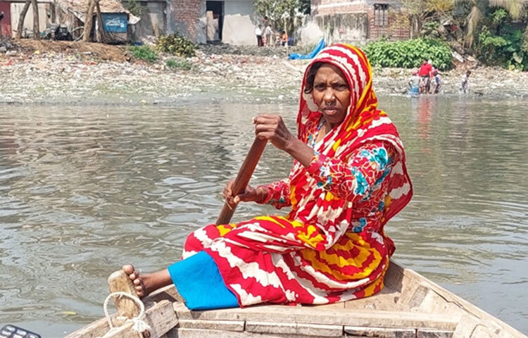 বরিশালের কীর্তনখোলার শাখা নদীতে ৪০ বছর ধরে খেয়া পারাপার করে সংসার চালাচ্ছেন মরিয়ম বেগম (৫৭) নামে এক নারী। বাবার অভাবের সংসারে পেটের দায়ে কৈশোর বয়সেই নৌকার বৈঠা হাতে নিতে হয় তাকে। বিয়ের পর স্বামীও ঠিকমতো ভরণপোষণ না দেওয়ায় নৌকার বৈঠা তার হাত থেকে নামেনি। ছবি: শাওন খান