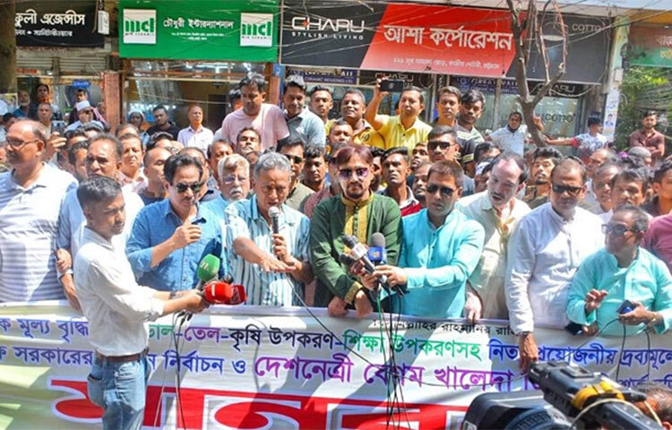 ভোট চুরির সাথে জড়িতদের তালিকা করা হচ্ছে বলে মন্তব্য করেছেন বিএনপির স্থায়ী কমিটির সদস্য আমীর খসরু মাহমুদ চৌধুরী। তিনি বলেন, ‘যারা আওয়ামী লীগের সঙ্গে থেকে বিভিন্ন নির্বাচনে ভোট চুরির সাথে জড়িত তাদের তালিকা করা হচ্ছে।’ আজ বেলা ১১টার দিকে চট্টগ্রাম মহানগরীর কাজির দেউরি নুর আহম্মেদ সড়কে সরকারের পদত্যাগসহ ১০ দফা দাবিতে মানববন্ধনে প্রধান অতিথির বক্তব্যে তিনি এ কথা বলেন। ছবি: ইকবাল হোসেন