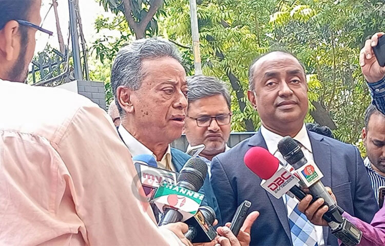 ঢাকায় নিযুক্ত ইউরোপীয় ইউনিয়নের রাষ্ট্রদূতদের সঙ্গে বৈঠক করেছেন বিএনপি নেতারা। বৈঠকে বাংলাদেশের বর্তমান রাজনৈতিক ও অর্থনৈতিক বিষয়ে আলোচনা হয়েছে বলে জানা গেছে। রোববার (১২ মার্চ) সকাল দশটায় ঢাকায় নিযুক্ত ইউরোপীয় ইউনিয়নের (ইইউ) রাষ্ট্রদূত চার্লস হোয়াটলির গুলশানের বাসায় এ বৈঠক শুরু হয়। প্রায় ঘণ্টাব্যাপী বৈঠক শেষে বিএনপির স্থায়ী কমিটির সদস্য আমীর খসরু মাহমুদ চৌধুরী এ বিষয়ে সাংবাদিকদের সঙ্গে কথা বলেন। ছবি: বিপ্লব দিক্ষিৎ