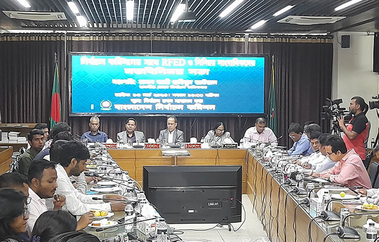 প্রধান নির্বাচন কমিশনার (সিইসি) কাজী হাবিবুল আউয়াল বলেছেন, সরকারকে অনুধাবন করতে হবে যে, ভোটের সময় ইন্টারনেটের গতি কমালে নির্বাচন বিতর্কিত হবে। আজ রাজধানীর নির্বাচন ভবনের সভা কক্ষে সাংবাদিকদের সংগঠন রিপোর্টার্স ফোরাম ফর ইলেকশন অ্যান্ড ডেমোক্রেসি-আরএফইডির সদস্যদের সঙ্গে মতবিনিময় সভায় সভাপতির বক্তব্যে তিনি এসব কথা বলেন। ছবি: বিপ্লব দিক্ষিৎ