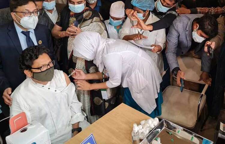 তথ্য ও যোগাযোগপ্রযুক্তি (আইসিটি) প্রতিমন্ত্রী জুনাইদ আহমেদ পলক আজ করোনাভাইরাসের টিকা নিয়েছেন। সরকারের মন্ত্রিসভার প্রথম সদস্য হিসেবে তিনি এ টিকা নিলেন। ছবি: পিআইডি