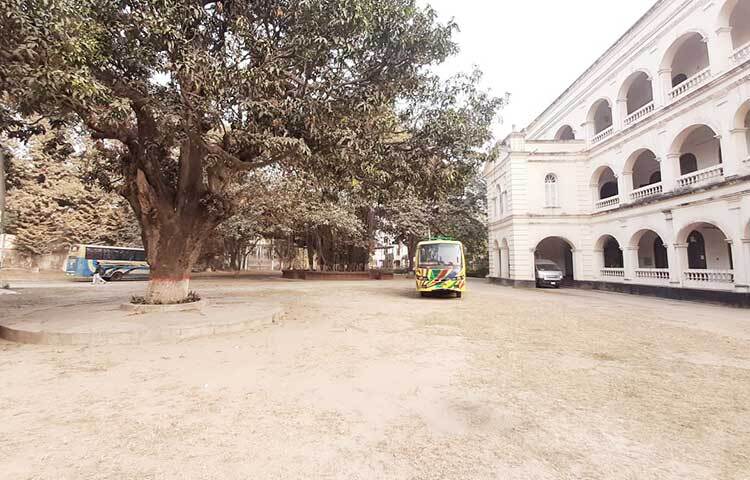 আজ দুপুরে বাংলা একাডেমিতে গিয়ে এমন জনশূন্য দৃশ্য দেখা যায়। ছবি: জাগো নিউজ