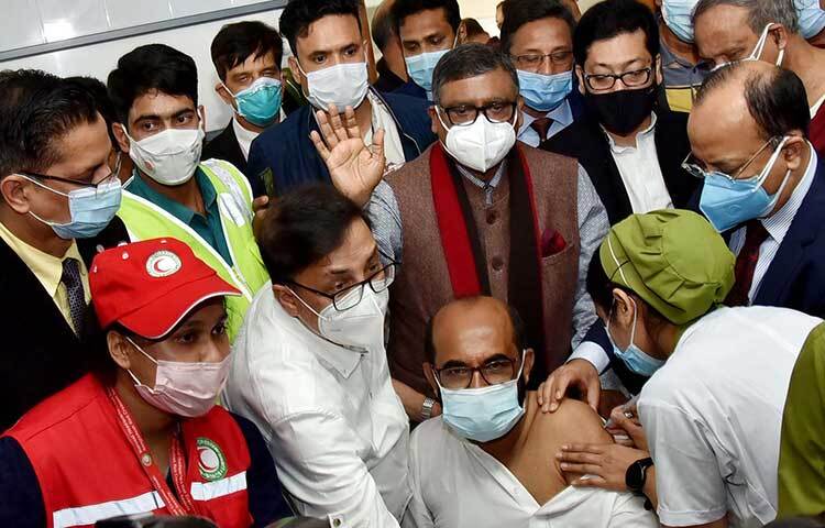 মৎস্য ও প্রাণি সম্পদমন্ত্রী শ ম রেজাউল করিম ঢাকায় শেখ রাসেল গ্যাস্ট্রোলিভার ইনস্টিটিউট ও হাসপাতালে করোনা টিকা গ্রহণ করেন। ছবি: পিআইডি