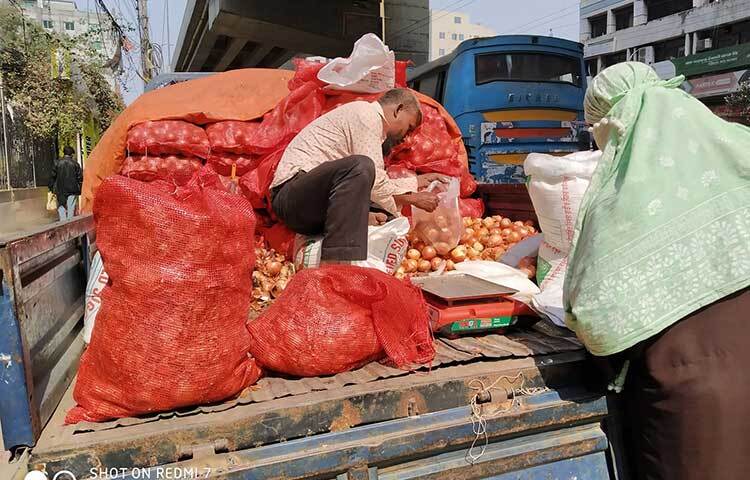 রাজধানীর বিভিন্ন স্থানে ট্রাকে ১৫ টাকা কেজি ধরে পেঁয়াজ বিক্রি হচ্ছে। ছবি: জাগো নিউজ