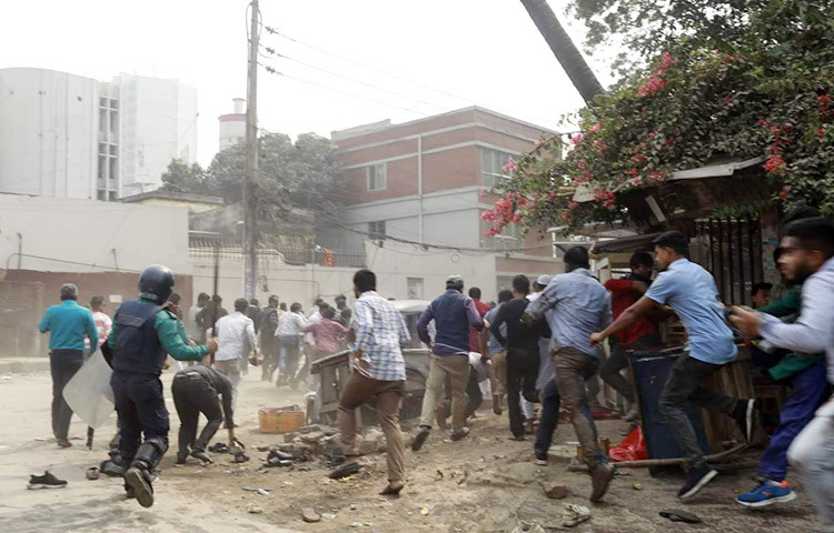 আজ দুপুর ১২টার দিকে জাতীয় প্রেস ক্লাবের সামনে এ ঘটনা ঘটে। হট্টগোলের পর পুলিশ লাঠিপেটা করলে দুপক্ষের মধ্যে ধাওয়া-পাল্টা ধাওয়া ও সংঘর্ষ হয়। এসময় বিএনপির বেশ কয়েকজন নেতাকর্মী আহত হন বলে দাবি করেন দলটির আন্তর্জাতিক বিষয়ক কমিটির সদস্য প্রকৌশলী ইশরাক হোসেন। ছবি: জাগো নিউজ