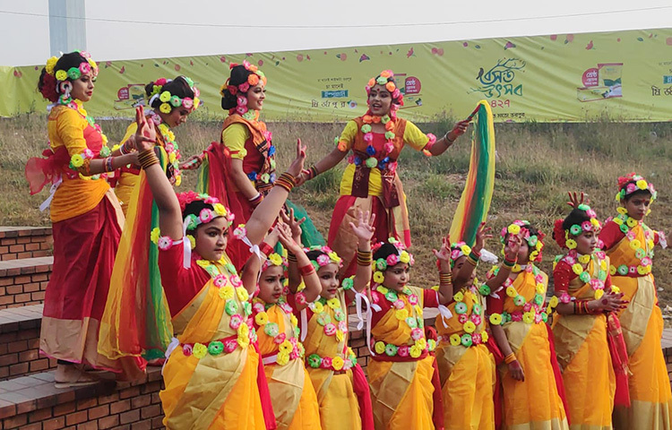 আজ রাজধানীতে বসন্ত উৎসব পালিত হয়। ছবি: মাহবুব আলম