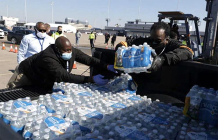 যুক্তরাষ্ট্রের টেক্সাসে গত সপ্তাহের ভয়াবহ তুষারঝড়ের পর বিশুদ্ধ পানি ও বিদ্যুতের অভাবে হাহাকার করছেন স্থানীয়রা। তুষারঝড়ে অনেক জায়গায় পানির পাইপ ফেটে গেছে, ফলে সংকট দেখা দিয়েছে সরবরাহে। একারণে তীব্র ঠান্ডার মধ্যেই বিশুদ্ধ পানির সন্ধানে দোকানের বাইরে ভিড় করছেন ভুক্তভোগীরা। ছবি: সংগৃহীত
