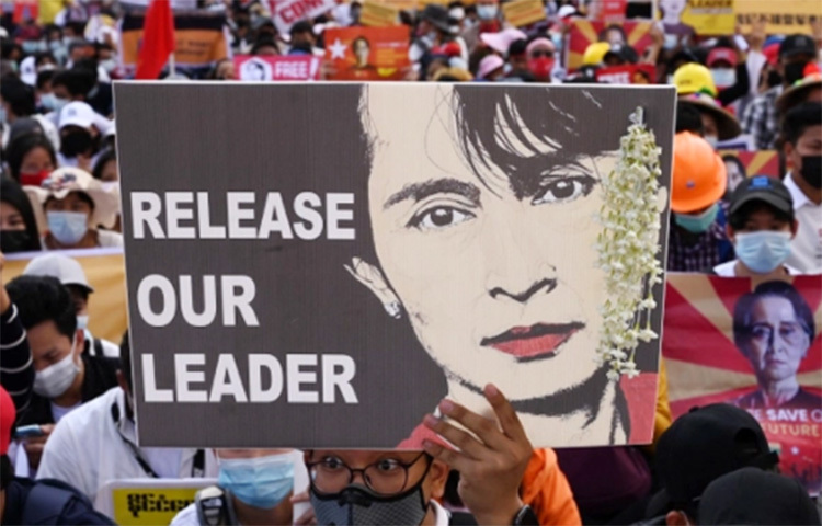 মিয়ানমারে সামরিক সরকারের কারফিউ, রাস্তা অবরোধ ও ব্যাপক গ্রেফতারের মধ্যেই সোমবার দেশজুড়ে সাধারণ ধর্মঘট শুরু করেছে বিক্ষোভকারীরা। ছবি: সংগৃহীত