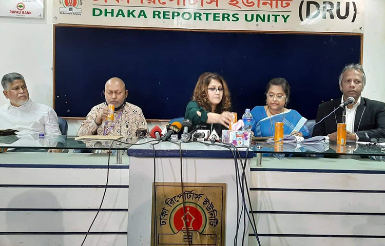 বিশ্ববিদ্যালয়ের শিক্ষক রাজনীতির চূড়ান্ত ‘নোংরামি’র শিকার হয়েছেন বলে দাবি করেন ঢাকা বিশ্ববিদ্যালয়ের গণযোগাযোগ ও সাংবাদিকতা বিভাগের শিক্ষক সামিয়া রহমান। এছাড়া তার বিরুদ্ধে লেখায় চৌর্যবৃত্তির যে অভিযোগ আনা হয়েছে তা পুরোটাই মিথ্যা বলে দাবি করেন তিনি। আজ রাজধানীর ঢাকা রিপোর্টার্স ইউনিটির সাগর-রুনি মিলনায়তনে আয়োজিত সংবাদ সম্মেলনে তিনি এ দাবি করেন। ছবি: জাগো নিউজ