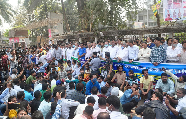 ডিজিটাল নিরাপত্তা আইন বাতিলের দাবি, লেখক মুশতাক আহমেদের কারাগারে মৃত্যুর ও জিয়াউর রহমানের রাষ্ট্রীয় খেতাব বাতিলের সিদ্ধান্তের প্রতিবাদে জাতীয় প্রেস ক্লাবের সামনে বিক্ষোভ ও প্রতিবাদ সমাবেশ করছে বাংলাদেশ জাতীয়তাবাদী যুবদল। ছবি: বিপ্লব দিক্ষিৎ