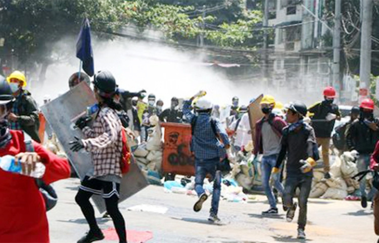 মিয়ানমারে আজ পুলিশের গুলিতে আরও দু’জন বিক্ষোভকারী গুলিবিদ্ধ হয়ে মারা গেছেন। প্রত্যক্ষদর্শীরা জানিয়েছেন, ওই দুই বিক্ষোভকারীর মাথায় গুলি লেগেছিল। এদিকে, সামরিক শাসনের বিরুদ্ধে অবস্থান নিয়ে দেশটির বৃহত্তম ইয়াঙ্গুন শহরের দোকান-পাট, কারখানা এবং ব্যাংকের সব কার্যক্রম বন্ধ রাখা হয়েছে। ছবি: সংগৃহীত