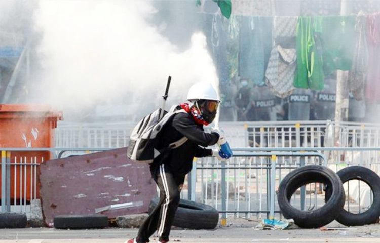 মিয়ানমারে জান্তাবিরোধী বিক্ষোভকারীদের ওপর বৃহস্পতিবারও গুলি চালিয়েছে সরকারি নিরাপত্তা বাহিনী। এতে অন্তত সাতজন নিহত হয়েছেন। ছবি: সংগৃহীত