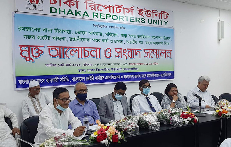 জবাইখানার অভাবে শত কোটির টাকার রফতানিযোগ্য পশুর বর্জ্য নষ্ট হচ্ছে। রফতানি না হওয়ায় সেসব বর্জ্য এখন কুকুরের খাবার হচ্ছে। পচে যাওয়া বর্জ্যগুলোকে ময়লার ভাগাড়ে ফেলা হচ্ছে। পাশাপাশি ভারত থেকে দেশে পাচার হয়ে আসছে পশু ও মাংস। এর ফলে সরকার কোটি কোটি টাকার রাজস্ব হারাচ্ছে। আজ ঢাকা রিপোর্টার্স ইউনিটিতে (ডিআরইউ) ঢাকা মেট্রোপলিটন মাংস ব্যবসায়ী সমিতি আয়োজিত সংবাদ সম্মেলন ও মুক্ত আলোচনা সভায় এসব কথা বলেন ব্যবসায়ীরা। ছবি: জাগো নিউজ