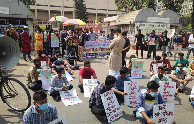 দেশের সব বিশ্ববিদ্যালয়ে ভর্তি পরীক্ষায় আগের জিপিএ বহালসহ তিন দফা দাবিতে মানববন্ধন ও বিক্ষোভ করেন ভর্তিচ্ছুরা। রাজধানীর জাতীয় জাদুঘরের সামনে থেকে ছবিটি তোলা হয়। ছবি: জাগো নিউজ