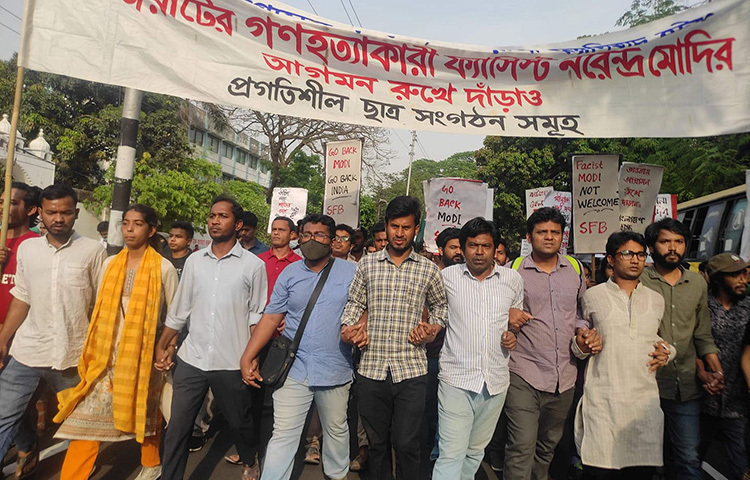 বঙ্গবন্ধু শেখ মুজিবুর রহমানের জন্মশতবার্ষিকী ও স্বাধীনতার সুবর্ণজয়ন্তী উদযাপনে ভারতের প্রধানমন্ত্রী নরেন্দ্র মোদির আগমনের প্রতিবাদে বিক্ষোভ মিছিল করেছে প্রগতিশীল ছাত্র সংগঠনগুলো। আজ ঢাকা বিশ্ববিদ্যালয়ের টিএসসি থেকে তারা এ বিক্ষোভ মিছিল বের করেন। মিছিলটি ঢাকা বিশ্ববিদ্যালয়ের টিএসসি থেকে বের হয়ে নীলক্ষেত- কাঁটাবন হয়ে শাহবাগ দিয়ে প্রেসক্লাবের দিকে যায়। ছবি: জাগো নিউজ