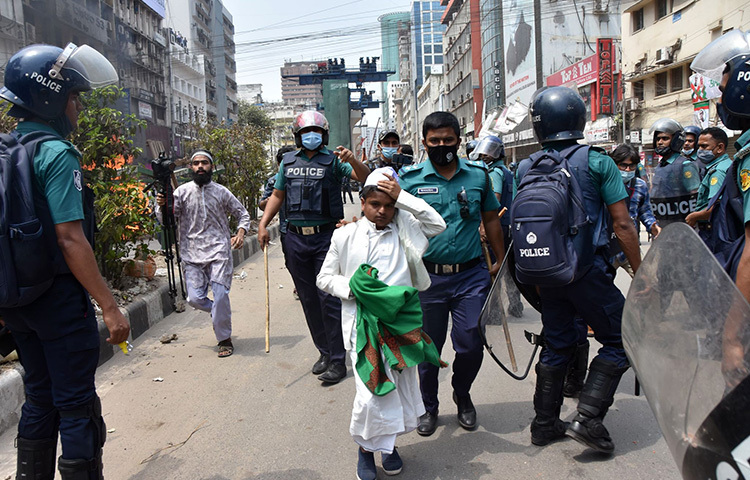 ভারতের প্রধানমন্ত্রী নরেন্দ্র মোদির বাংলাদেশ সফরের প্রতিবাদে রাজধানীর মতিঝিলে বিক্ষোভকালে আটক হন ‘শিশুবক্তা’ হিসেবে পরিচিত মাওলানা রফিকুল ইসলাম মাদানি। ছবি: বিপ্লব দিক্ষিৎ