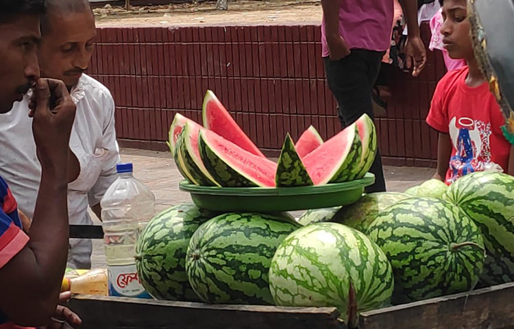 রাজধানীতে পাওয়া যাচ্ছে মৌসুমি ফল তরমুজ। ফুটপাতে কেটে এ ফল বিক্রি করা হচ্ছে। ছবি: বিপ্লব দিক্ষিৎ
