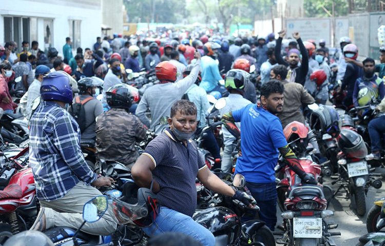 প্রতিবাদের সময় মোটরসাইকেল নিয়ে চালকরা রাস্তায় অবস্থান নেয়ায় যান চলাচল বন্ধ হয়ে যায়। ছবি: মাহবুব আলম