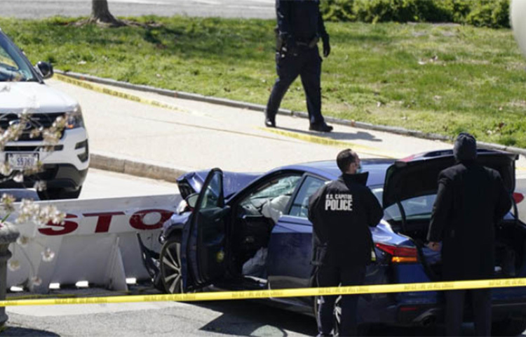 যুক্তরাষ্ট্রের কংগ্রেস ভবন ক্যাপিটলে হামলার চেষ্টা চালিয়েছে এক দুর্বৃত্ত। এ ঘটনায় আইনশৃঙ্খলা বাহিনীর এক সদস্যের মৃত্যু হয়েছে। আহত হয়েছেন আরেকজন। ঘটনাস্থল ঘিরে রেখেছে পুলিশ। ছবি: সংগৃহীত