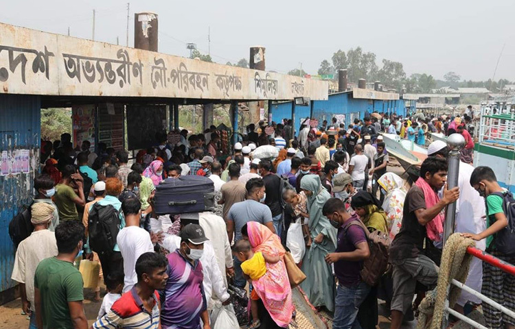 দেশের দক্ষিণাঞ্চলের মানুষ লকডাউনের খবরে বাড়ি ফিরছে। শিমুলিয়া ঘাটে বাড়িমুখো যাত্রীদের ভিড়। ছবি: জাগো নিউজ