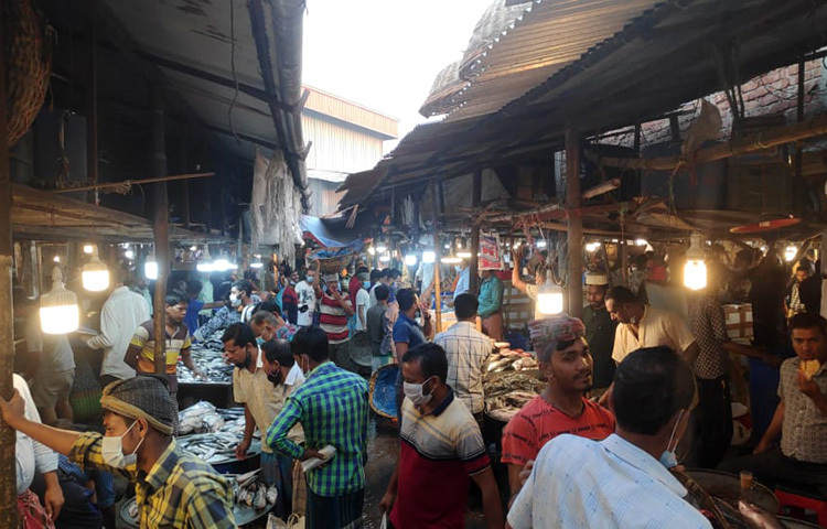 রাজধানীর কারওয়ান বাজারে করোনারভাইরাস প্রতিরোধে সচেতনামূলক মাইকিং করলেও স্বাস্থ্যবিধি মানা হচ্ছে না। ছবি: জাগো নিউজ