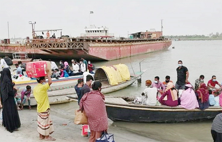 লকডাউনের প্রথম দিন থেকেই বাংলাবাজার-শিমুলিয়া নৌরুটে বন্ধ রয়েছে নৌ চলাচল। ফেরিতে শুধুমাত্র পণ্যবাহী পরিবহন ও অ্যাম্বুলেন্স পার করা হচ্ছে। তবে যাত্রী পারাপার বন্ধ থাকার কথা থাকলেও চলাচল থেমে নেই। ছবি: জাগো নিউজ