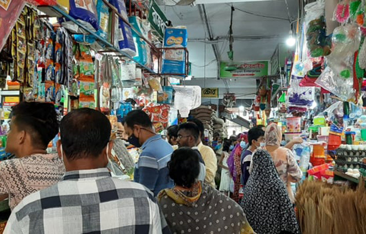 আগামীকাল লকডাউনের কারণে রাজধানীর বিভিন্ন বাজারে ও দোকানে ভিড় করছেন ক্রেতারা। ছবি: জাগো নিউজ