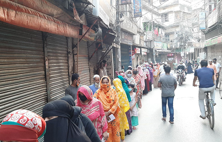 রাজধানীর পুরান ঢাকার লালবাগের হরনাথ ঘোষ রোডের সামনে শত শত নারী-পুরুষের পৃথক দুটি দীর্ঘ লাইন। তাদের সবার হাতে ‘নবীন বাংলাদেশ’ লেখা একটি প্রতিষ্ঠানের কার্ড। ছবি: জাগো নিউজ