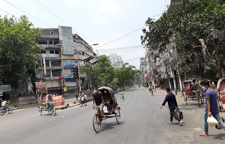 লকডাউনের তৃতীয় দিনে আজ দুপুরে রাজধানীর বাটা সিগন্যাল এলাকার দৃশ্য। ছবি: জাগো নিউজ
