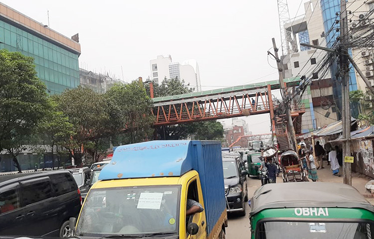 রাজধানীর অনেক রাস্তায় জ্যামও দেখা গেছে। ছবি: জাগো নিউজ