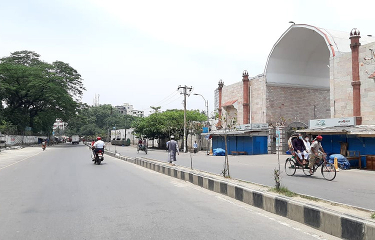 প্রতি শুক্রবার রাজধানীর নিউমার্কেটের এই রাস্তা থাকে মানুষ আর যানবাহনে একাকার। অথচ আজ এই রাস্তা লকডাউনের কারণে জনমানবহীন বলা চলে। ছবি: জাগো নিউজ