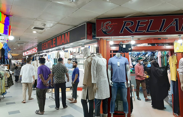 রাজধানীর একটি মার্কেটে গিয়ে দেখা যায়, লকডাউনের পর মার্কেট খোলার প্রথম দিনে ক্রেতাদের উপস্থিতি নেই বললেই চলে। আবার কোনো কোনো মার্কেটে গিয়ে দেখা গেছে ক্রেতাদের উপচেপড়া ভিড়। ছবি: জাগো নিউজ