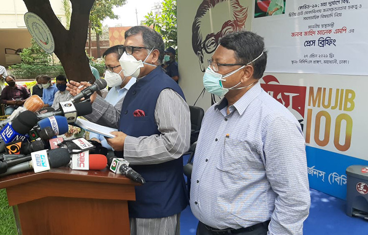 আজ রাজধানীর বাংলাদেশ কলেজ অব ফিজিশিয়ানস অ্যান্ড সার্জনস প্রাঙ্গণে সংবাদ সম্মেলনে স্বাস্থ্যমন্ত্রী জাহিদ মালেক বলেছেন, ‘যথাসময় ভারতের করোনা টিকার না পাওয়ায় টিকা কার্যক্রম ব্যাহত হচ্ছে। তবে আমরা ভারতের টিকার ওপর নির্ভর করে বসে নেই। ইতোমধ্যে রাশিয়া-চীনের সাথে টিকার জন্য যোগাযোগ করেছি। চীন পাঁচ লাখ টিকা উপহার হিসেবে দেবে বলে জানিয়েছে।’ ছবি: জাগো নিউজ