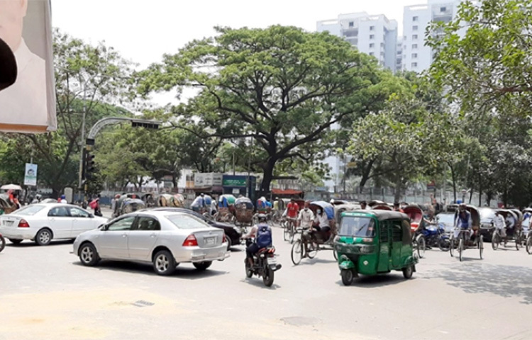 রাজধানীতে চলমান লকডাউনে গণপরিবহন ছাড়া সড়কে সব ধরনের পরিবহন চলছে। গাড়ির চাপে কিছু কিছু সড়কে যানজটও সৃষ্টি হচ্ছে। এছাড়া বিভিন্ন অজুহাতে রাস্তায় বের হচ্ছে মানুষ, যাদের বেশিরভাগই স্বাস্থ্যবিধি মানছে না। ছবি: বিপ্লব দিক্ষিৎ