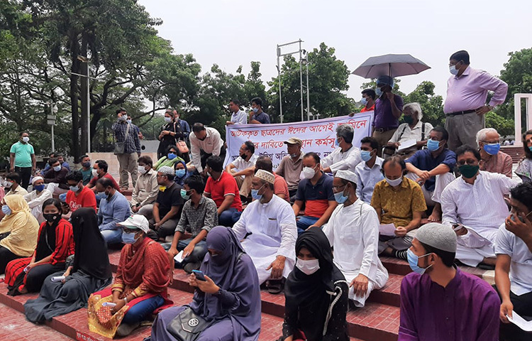 ছাত্রদের ঈদের আগে মুক্তির দাবিতে আয়োজিত এ অবস্থান কর্মসূচির এ সভায় সভাপতিত্ব করেন গণস্বাস্থ্য কেন্দ্রের প্রতিষ্ঠাতা ও ট্রাস্টি ডা. জাফরুল্লাহ চৌধুরী। এতে বক্তব্য রাখেন গণসংহতি আন্দোলনের প্রধান সমন্বয়ক জোনায়েদ সাকি, রাষ্ট্রবিজ্ঞানী দিলারা চৌধুরী প্রমুখ। ছবি: বিপ্লব দিক্ষিৎ