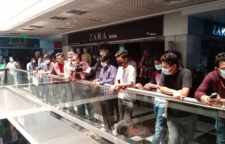 ব্যবসায়ীরা বলছেন, ঈদ মৌসুমে ভারতের ট্যুরিস্ট ভিসা বন্ধ থাকায় এবার দেশীয় বেনারসি বিক্রি বাড়ার আশা করছিলেন তারা। কিন্তু করোনা ও লকডাউন পরিস্থিতি সব এলোমেলো করে দিয়েছে। ছবি: জাগো নিউজ