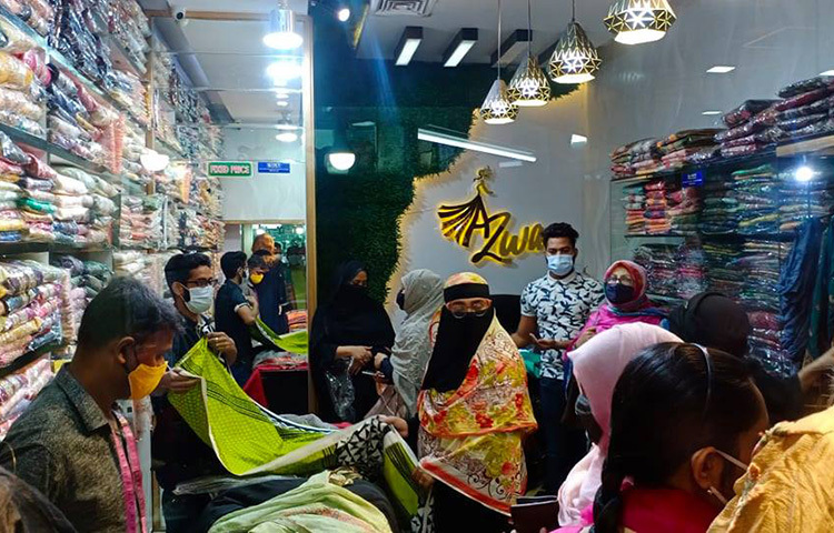 রাজধানীর নিউমার্কেটের একটি দোকানে ঈদের কেনাকাটা চলছে। আজ সাকলের দিকে দোকানটিতে গিয়ে এমন দৃশ্য দেখা যায়। ছবি: বিপ্লব দিক্ষিৎ