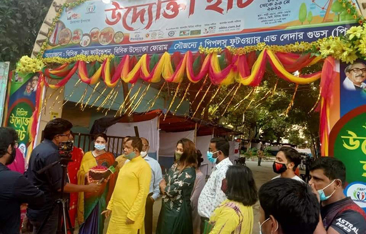 আসন্ন ঈদুল ফিতর উপলক্ষে স্বাস্থ্যবিধি মেনে রাজধানী উত্তরায় বাংলাদেশ ক্ষুদ্র ও কুটির শিল্প করপোরেশন (বিসিক) প্রশিক্ষণ ইনস্টিটিউটে (স্কিটি) সাত দিনব্যাপী উদ্যোক্তা হাট শুরু হয়েছে। ছবি: জাগো নিউজ